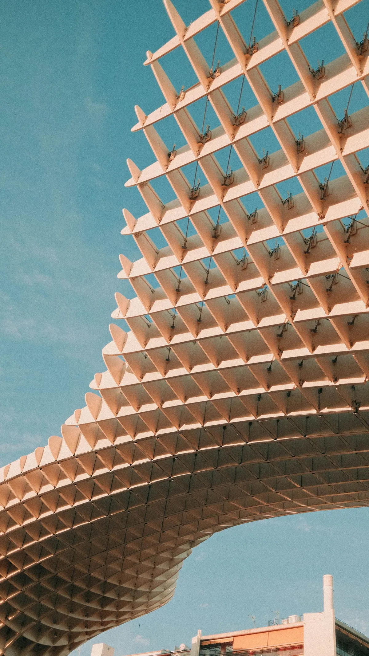 Arquitectura emblemática: el Palacio Real de Madrid y el Metropol Parasol de Sevilla